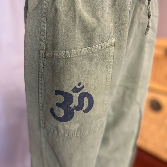 Yak n Yeti Olive drawstring pants Medium pockets - Picture 4 of 5